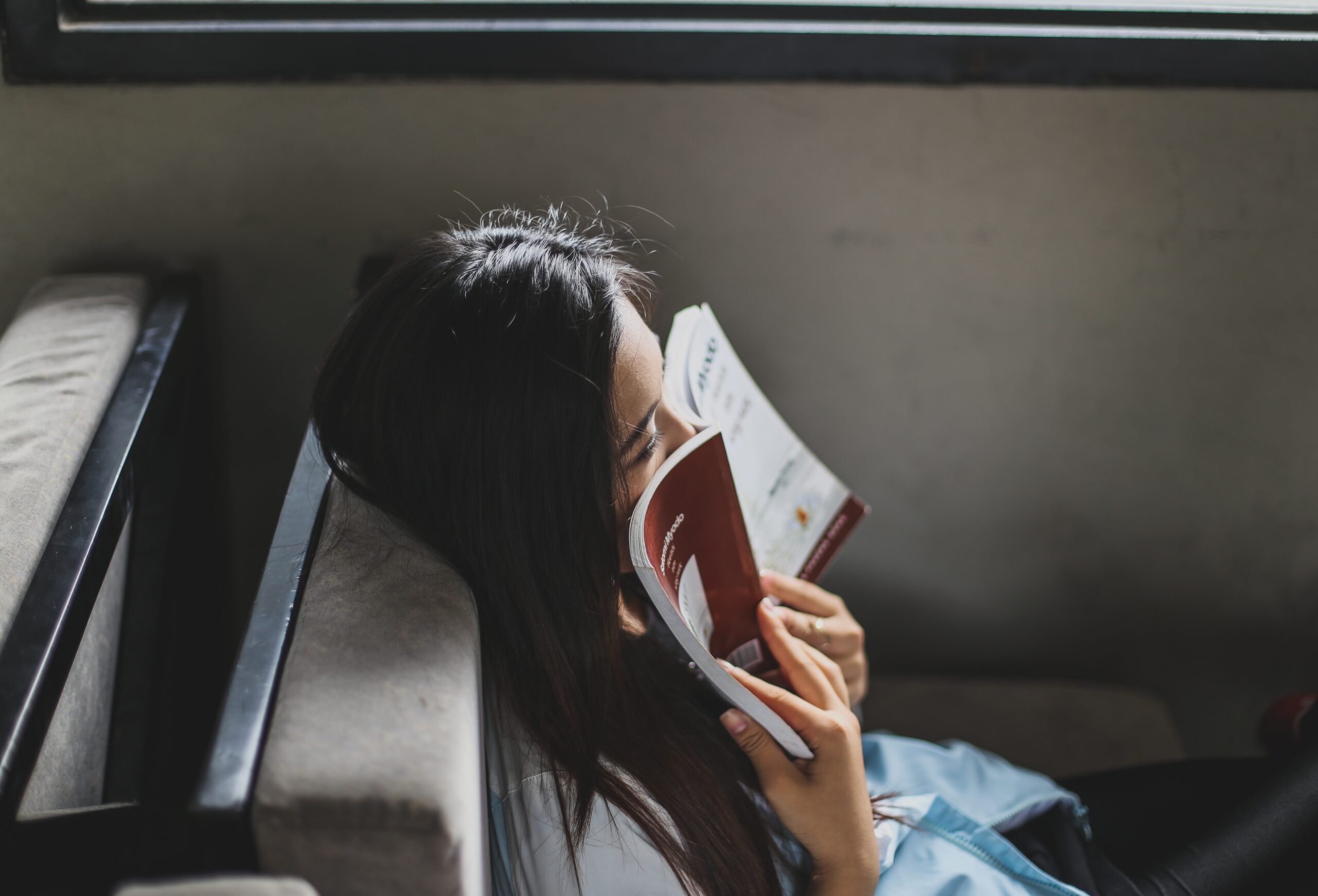 mujer leyendo